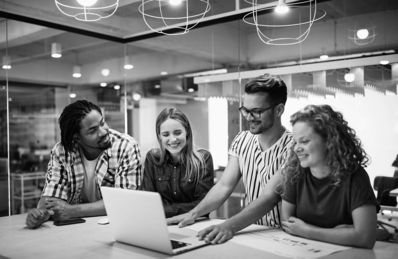 Espace de travail professionnel avec équipement informatique moderne pour services financiers