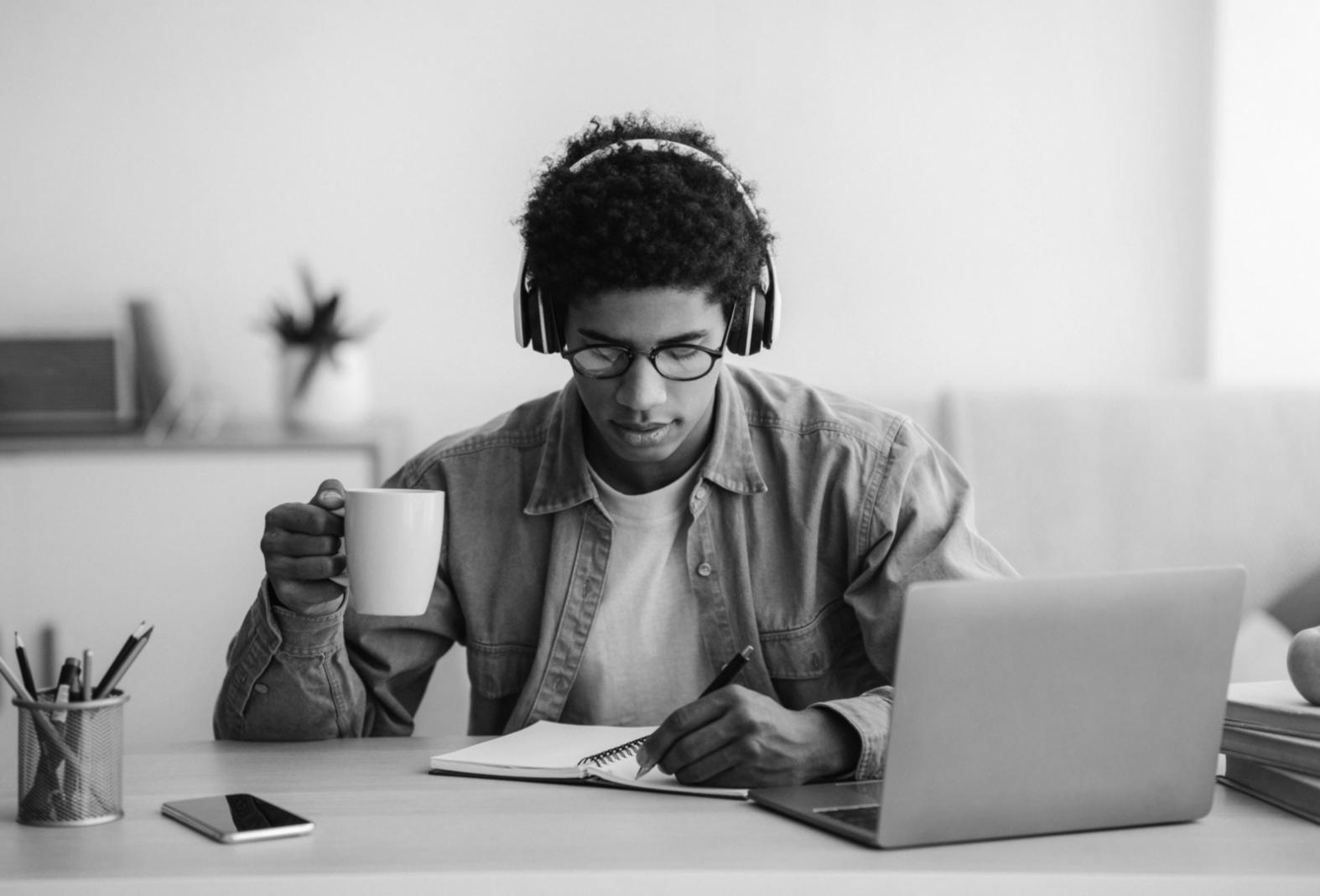 Professionnel analysant des documents financiers dans un environnement de bureau moderne