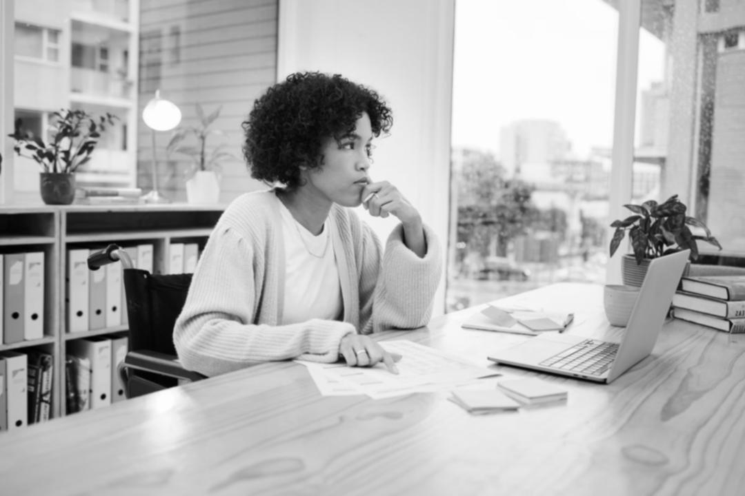Équipe collaborative travaillant sur une stratégie de communication financière