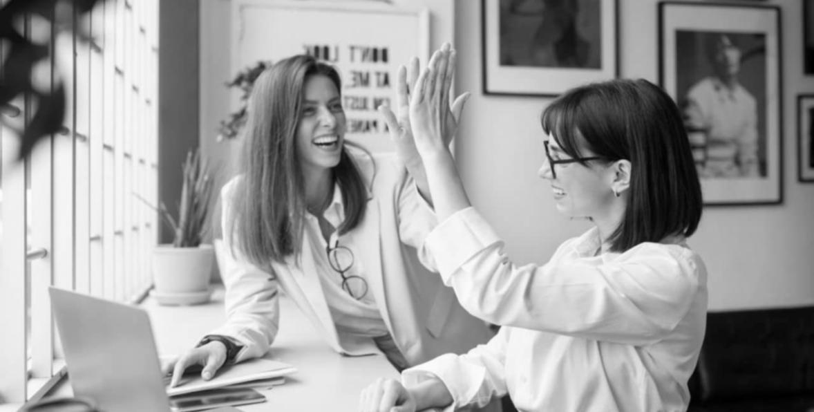 Professionnels analysant des données de communication d'entreprise